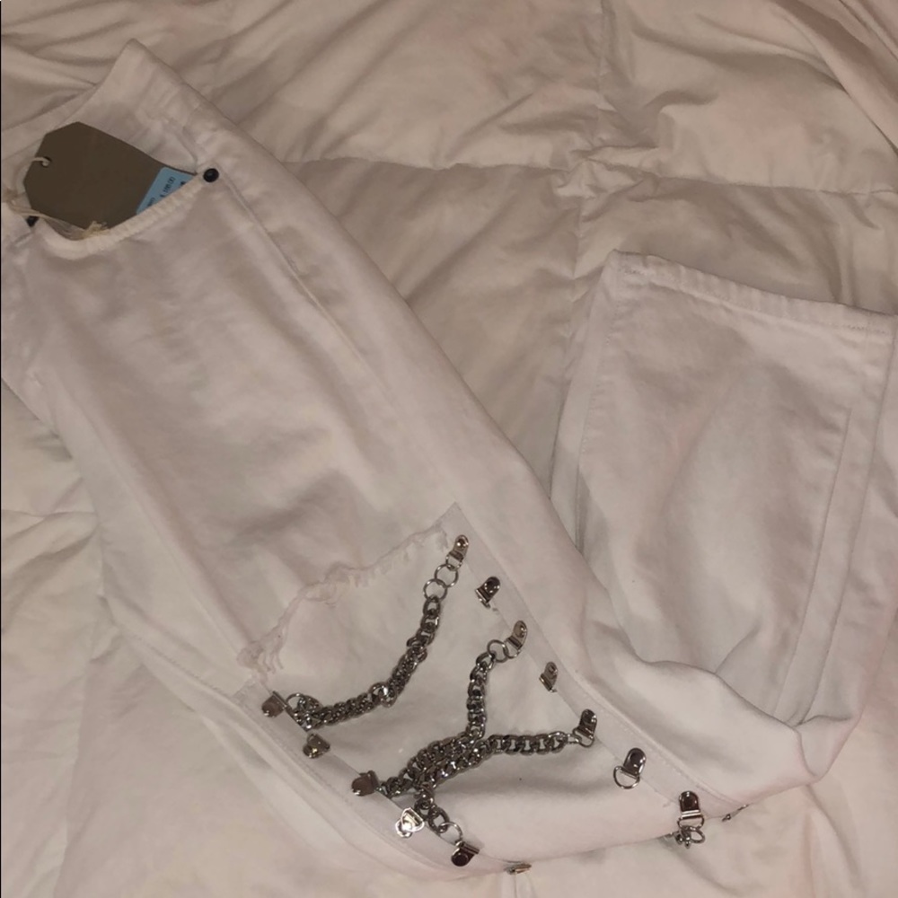 super cute white mom jeans with chains